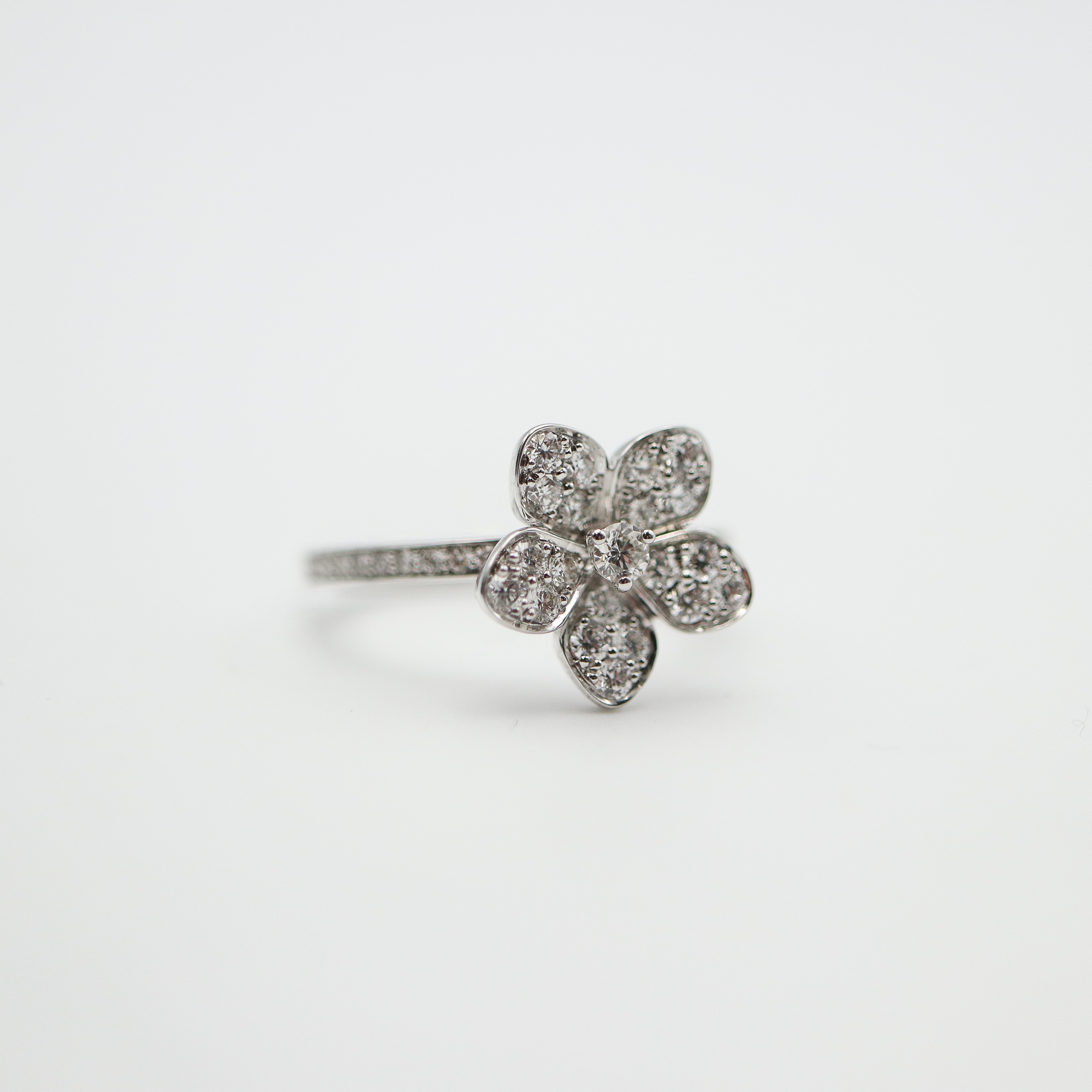 Wild Flower Pavé Diamond Ring Ring | Graff | RGR848